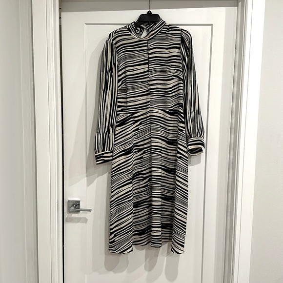 Banana Republic midi dress. Perfect for fall. - Picture 2 of 5
